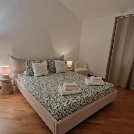 Casa Themeo - Centro Citta Intra Vakantiehuis